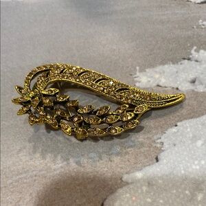 Elegant Gold Floral Brooch